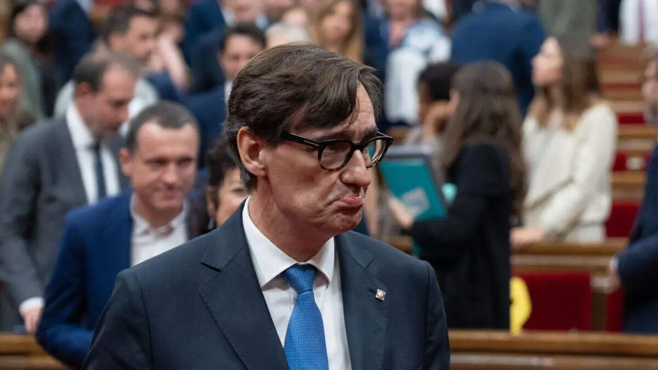 Salvador Illa en el pleno del Parlament. (EFE/David Zorrakino)