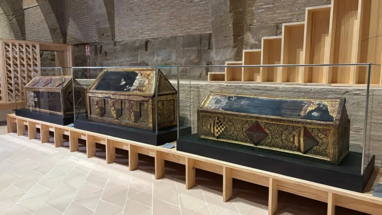 Urnas funerarias expuestas en el Monasterio de Santa Mar&iacute;a de Sijena. / EUROPA PRESS