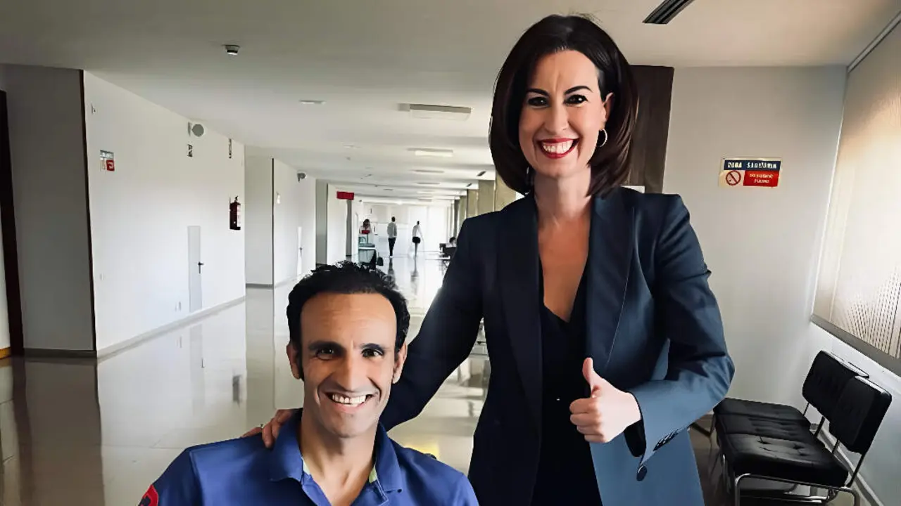 La alcaldesa de Ejea de los Caballeros, Teresa Ladrero, visita al torero Alberto &Aacute;lvarez. / RRSS