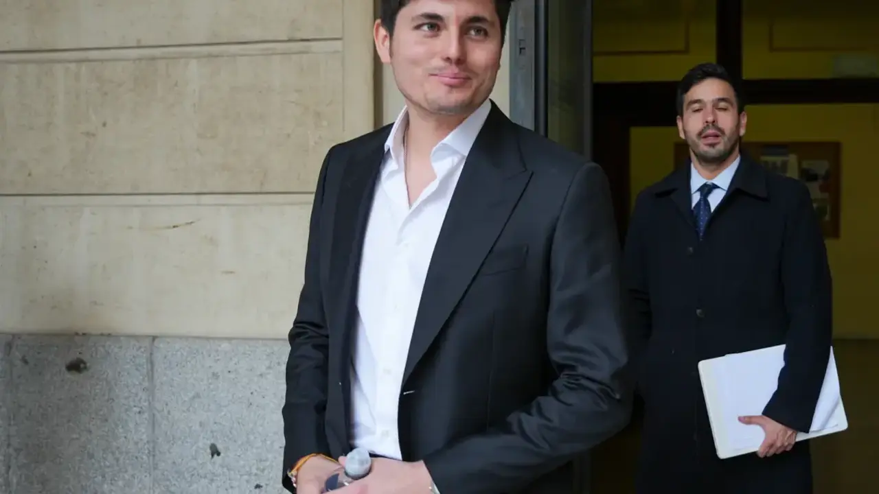 El periodista y agitador Vito Quiles, saliendo de los juzgados / EFE