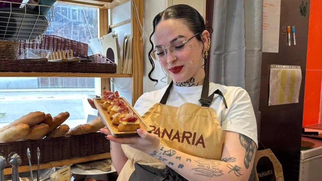La joven zaragozana Patricia Laseca es cel&iacute;aca y trabaja en la cafeter&iacute;a-pasteler&iacute;a Panaria.