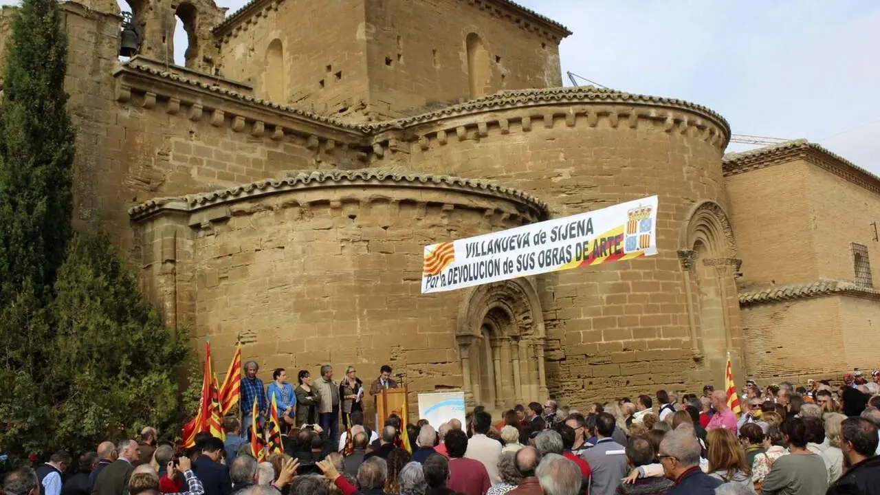 Concentraci&oacute;n en el monasterio de Sijena por la devoluci&oacute;n de los bienes en disputa / EFE