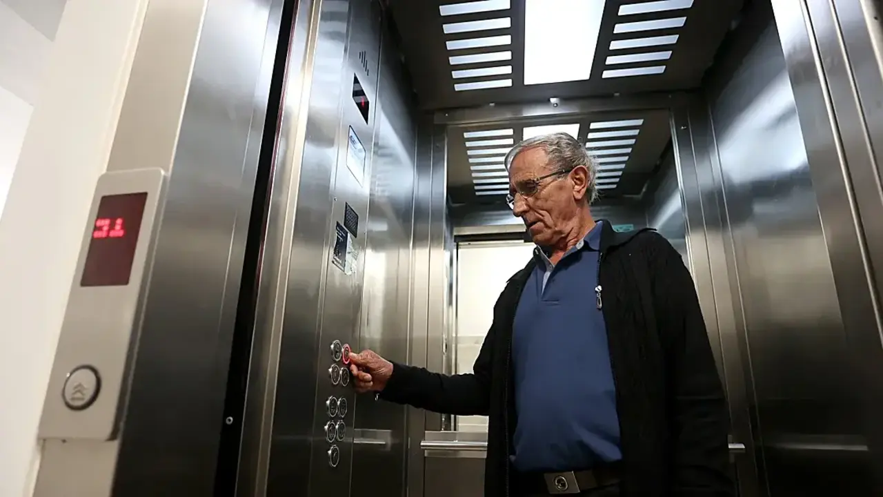 Un hombre se sube al ascensor de su casa / HOY ARAG&Oacute;N
