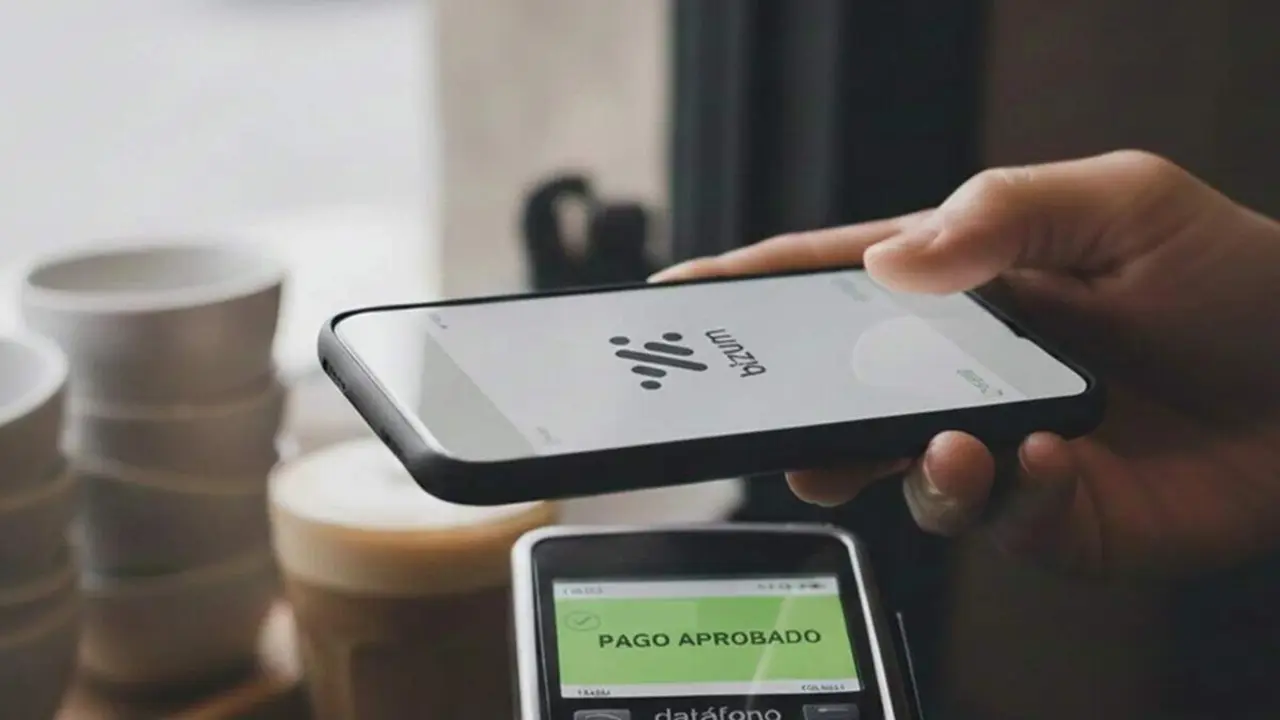 Un m&oacute;vil pagando con Bizum en un dat&aacute;fono de un comercio / HOY ARAG&Oacute;N