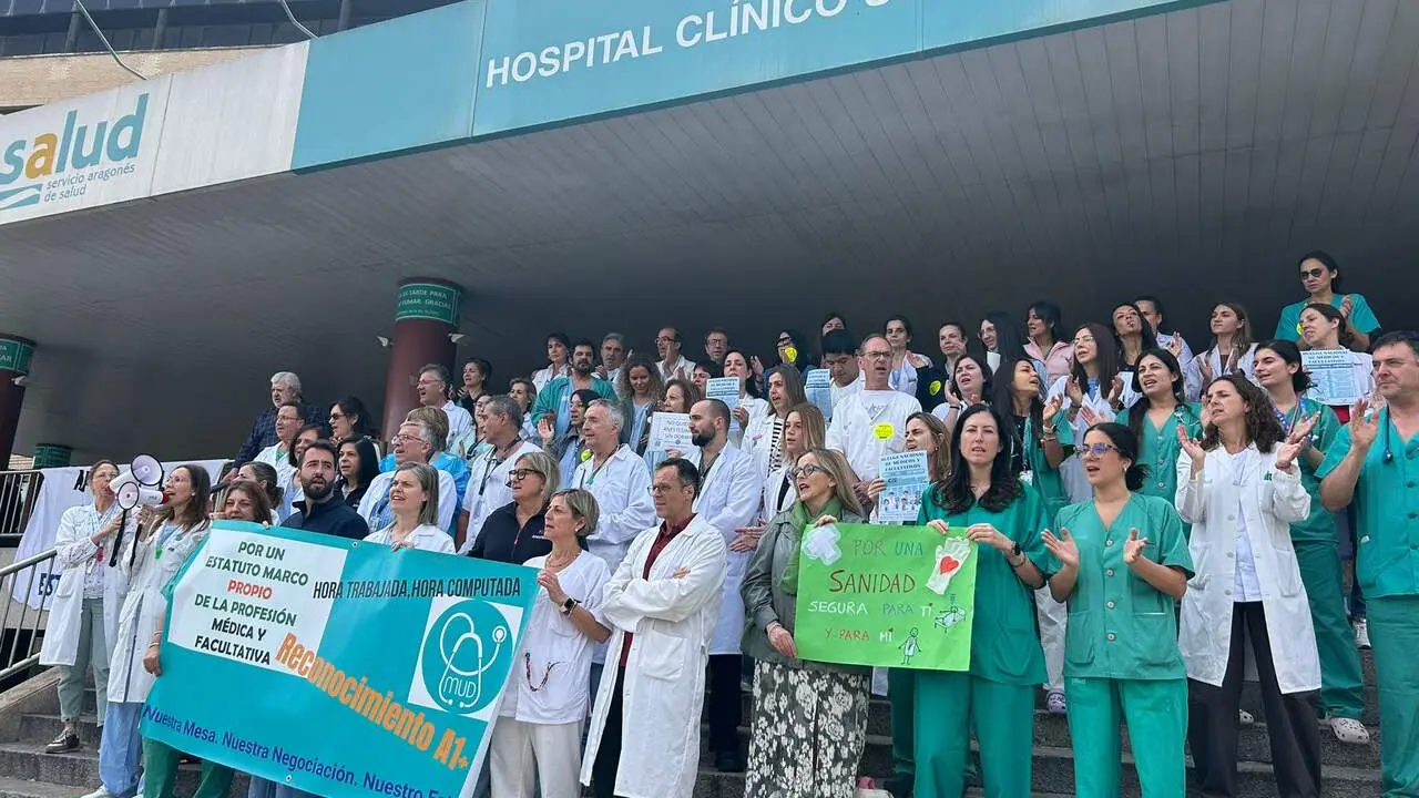 Manifestaci&oacute;n de m&eacute;dicos aragoneses contra el Estatuto Marco a las puertas del Hospital Cl&iacute;nico de Zaragoza. / H.A.