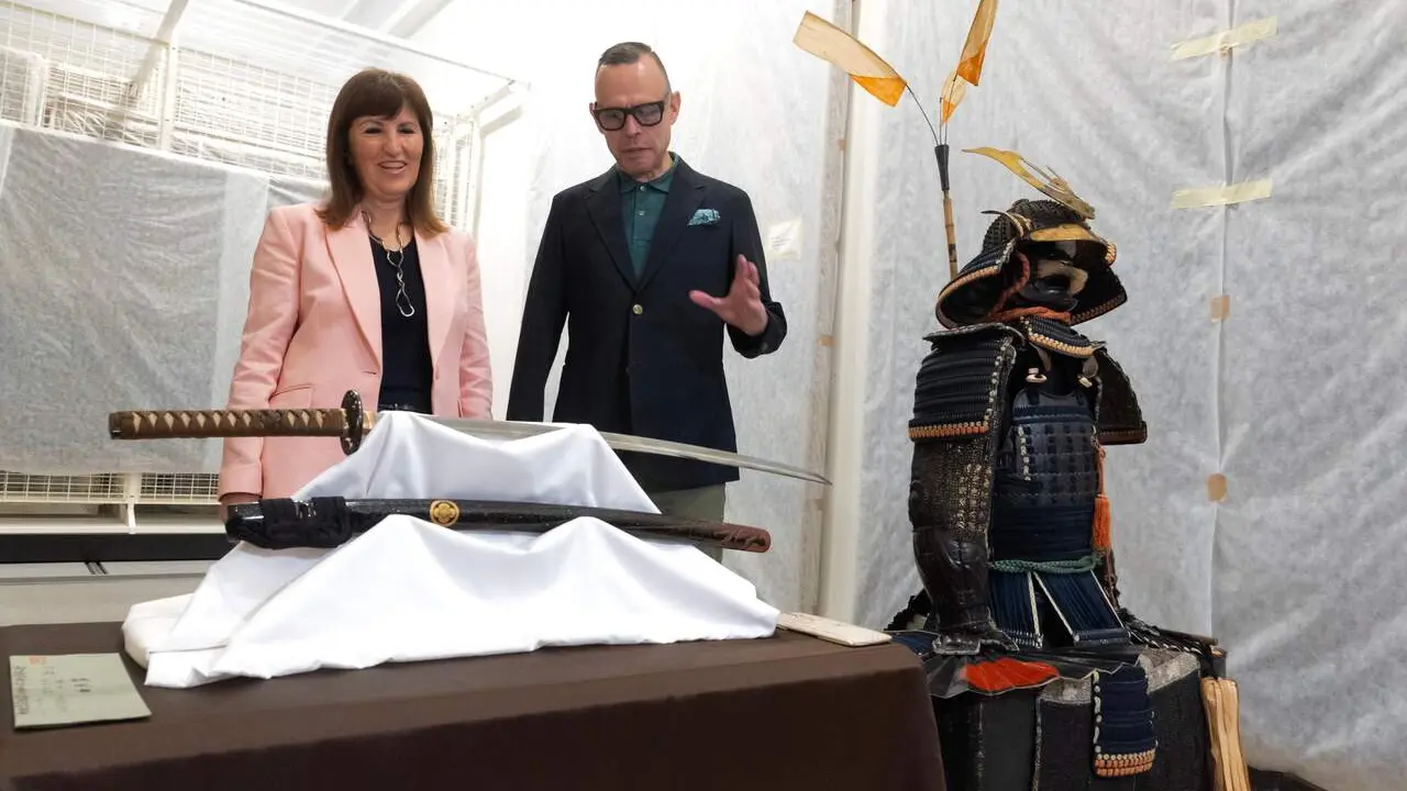 El director general de Cultura y Patrimonio Cultural, Pedro Olloqui, y la directora del Museo de Zaragoza, Eva Alqu&eacute;zar, presentan una nueva adquisici&oacute;n para la colecci&oacute;n de arte oriental del Museo de Zaragoza. / FABI&Aacute;N SIM&Oacute;N