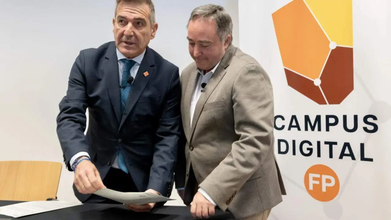 Presentaci&oacute;n de la nueva oferta de FP para el pr&oacute;ximo curso El director general de Planificacion, Centros y FP, Luis Mallada, junto al jefe de FP, &Oacute;scar S&aacute;nchez, en una presentaci&oacute;n anterior. / FABI&Aacute;N SIM&Oacute;N