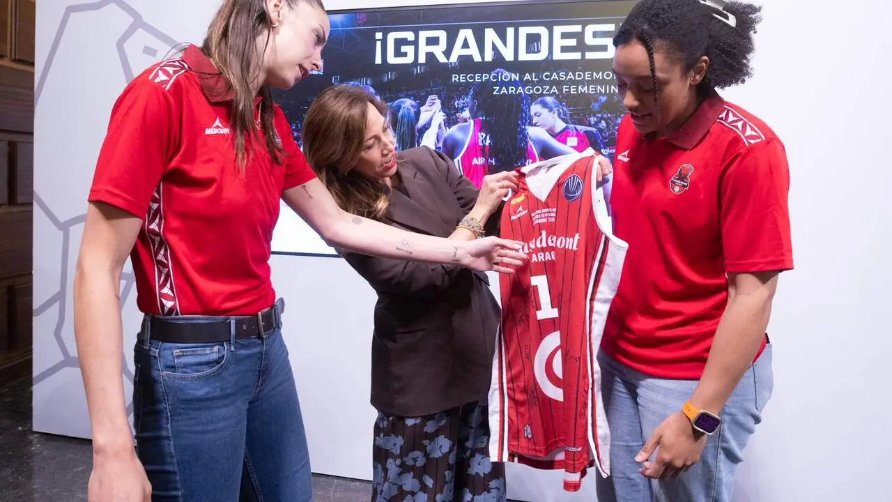 Las jugadoras del equipo Casademont Zaragoza recibidas en el Ayuntamiento. /AZ