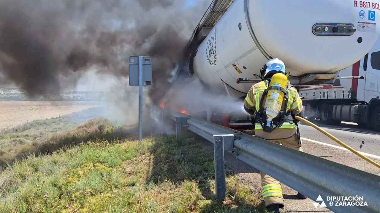 El incendio del veh&iacute;culo en la carretera