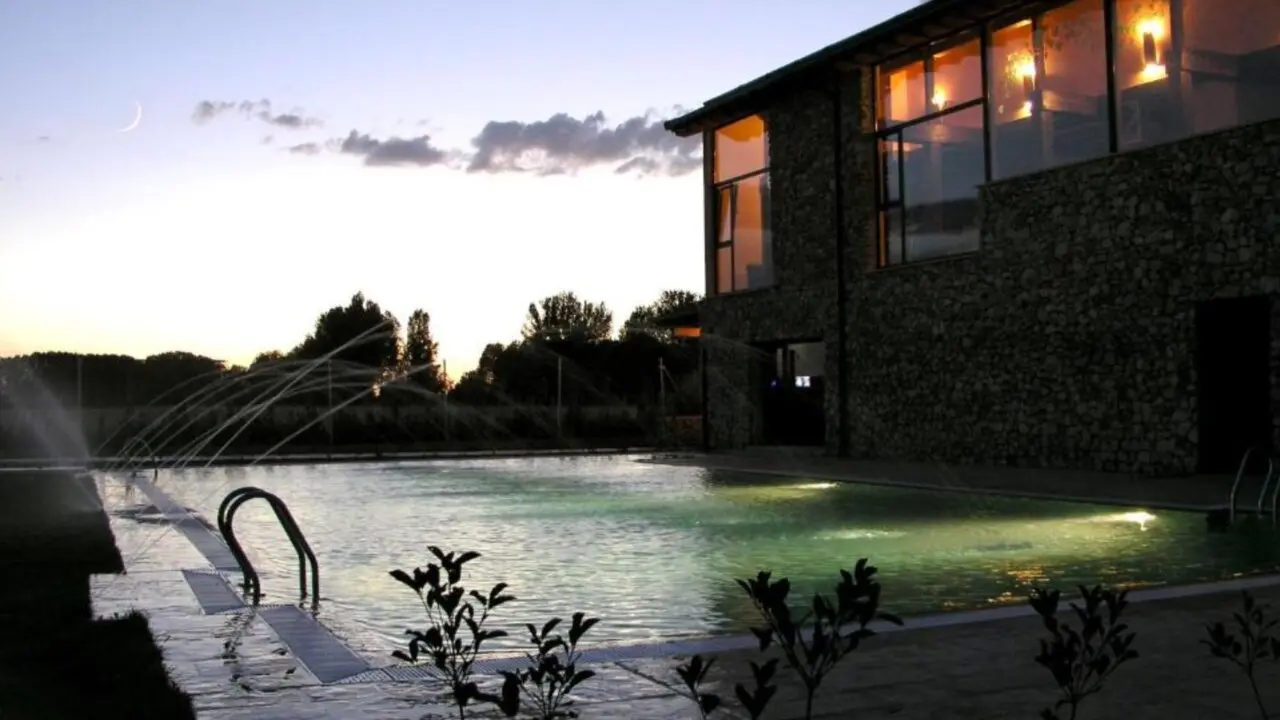 As&iacute; es esta casa rural con piscina y todo detalle / Booking