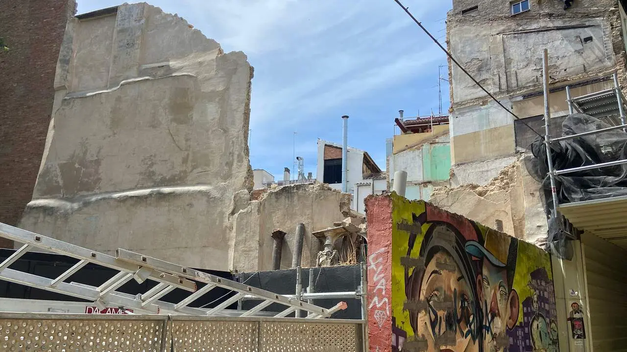 Derribo del edificio hist&oacute;rico de la calle Est&eacute;banes. /HOY ARAG&Oacute;N