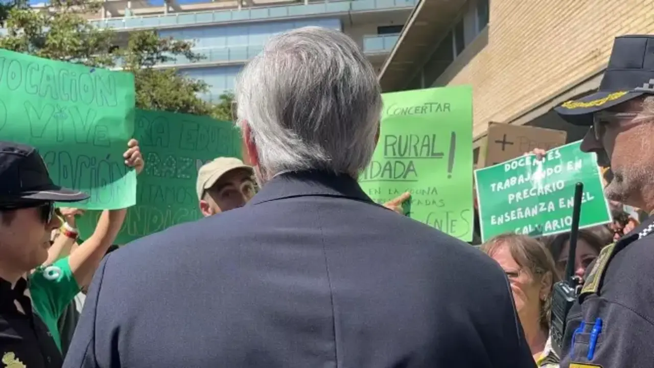 Protesta de manifestantes por la educaci&oacute;n p&uacute;blica ante el presidente Jorge Azc&oacute;n en Huesca. Foto Mercedes Manterola