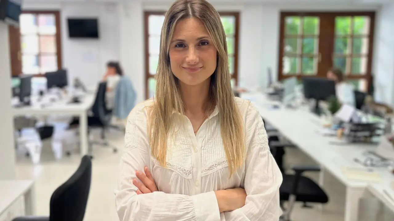 Alejandra Ru&iacute;z, portavoz de Ryanair en Espa&ntilde;a, en la redacci&oacute;n de HOY ARAG&Oacute;N / CF