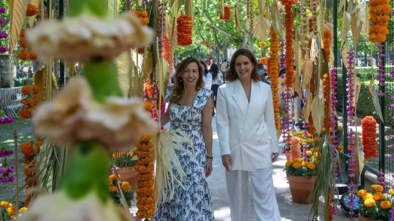 La alcaldesa, Natalia Chueca junto a la chef Samantha Vallejo-N&aacute;gera. /AZ
