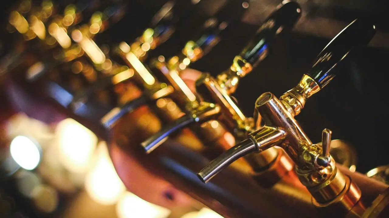 La Artesanal cuenta con 5 variedades de cerveza artesanal elaborada en el propio establecimiento / Pexels