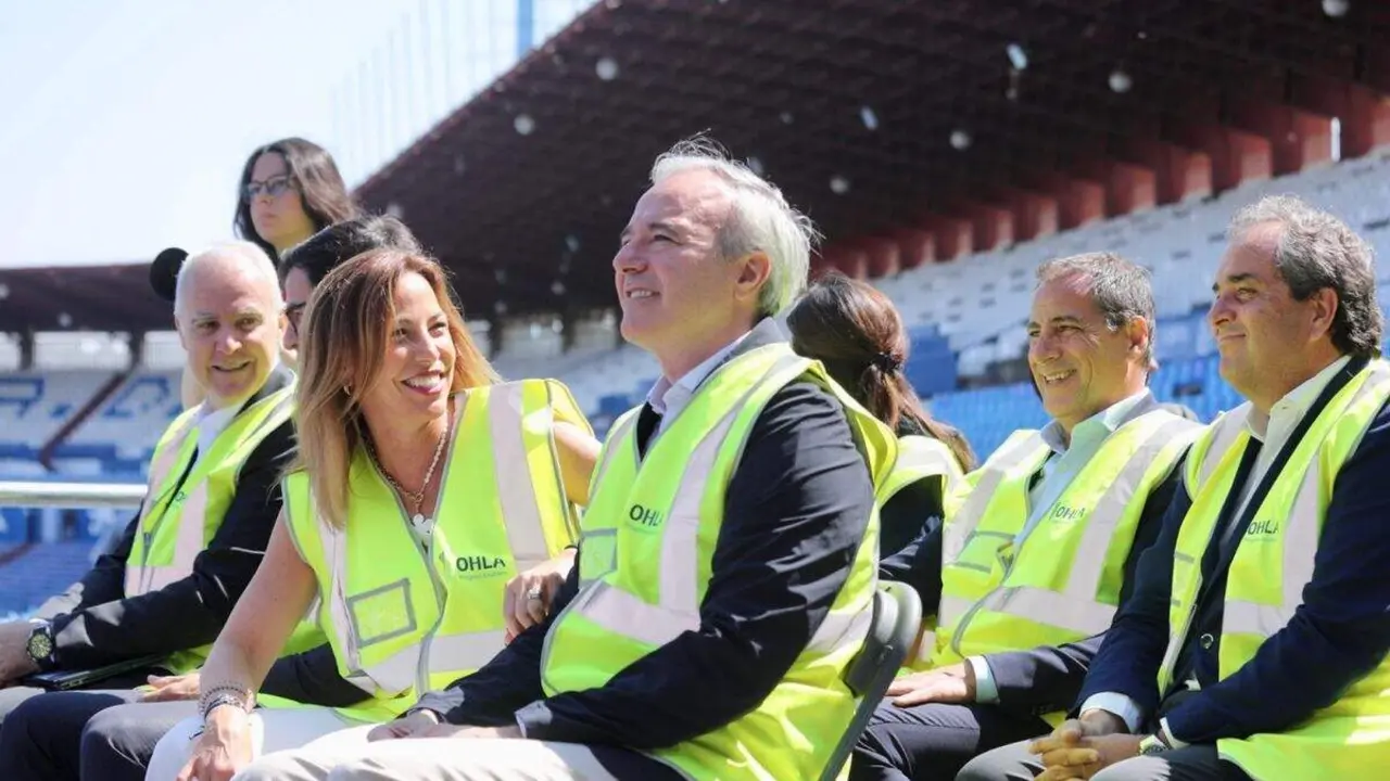 La alcaldesa Natalia Chueca y el presidente auton&oacute;mico Jorge Azc&oacute;n, en La Romareda, el d&iacute;a que se puso la primera piedra de la remodelaci&oacute;n integral / HOY ARAG&Oacute;N