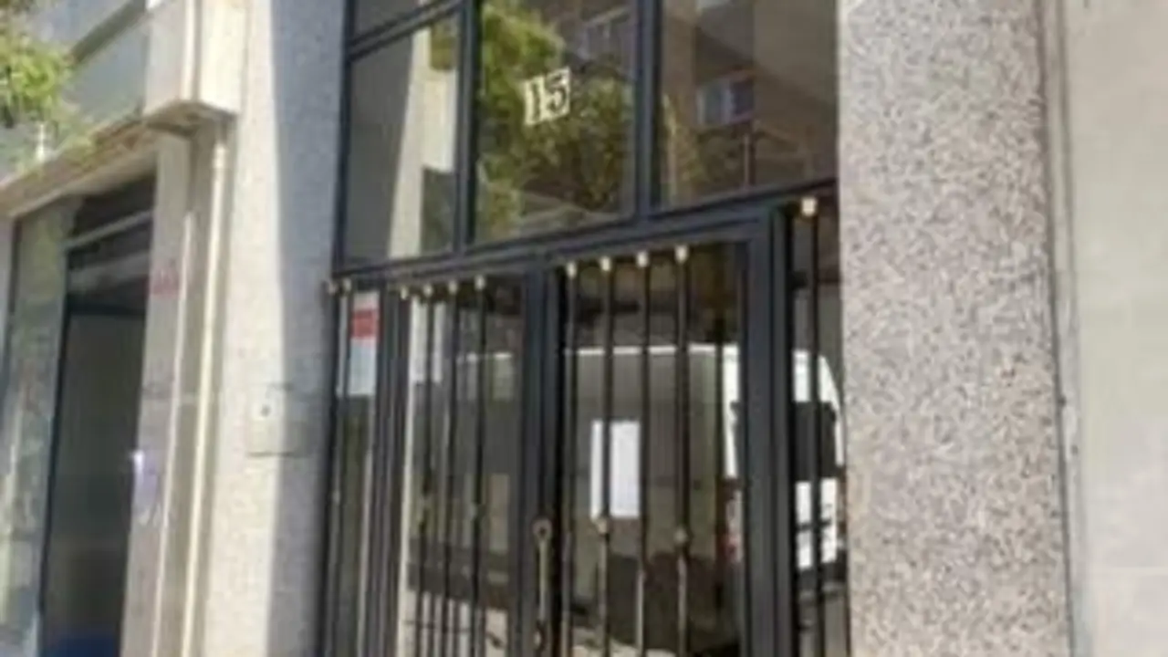 Portal del n&uacute;mero 15 de la calle Batalla de Lepanto donde fue encontrada la v&iacute;ctima/H.A.