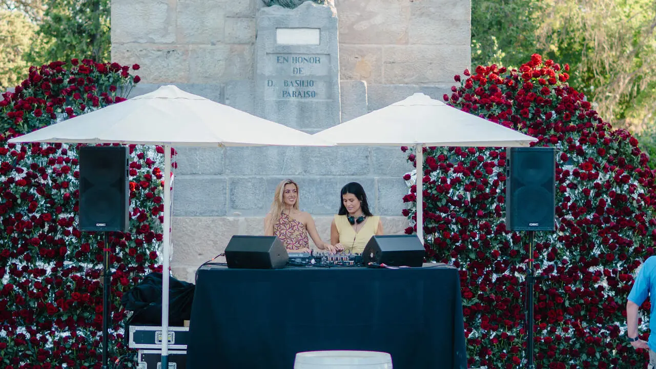 Dupla DJ en La Placita by Enbotella de Zaragoza Florece 2026 / Celia Montero