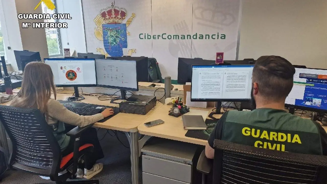 Agentes del Equipo @ de la Cibercomandancia de la Guardia Civil
- GUARDIA CIVIL