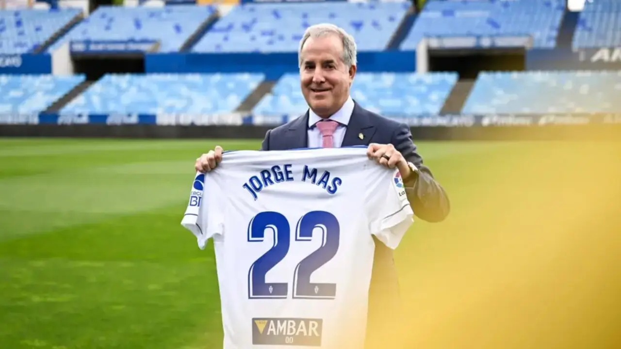 El presidente del Real Zaragoza, Jorge Mas, con la camiseta blanquilla, el d&iacute;a que firm&oacute; la compra del club junto al resto de inversores / Marcos Cebri&aacute;n para HOY ARAG&Oacute;N