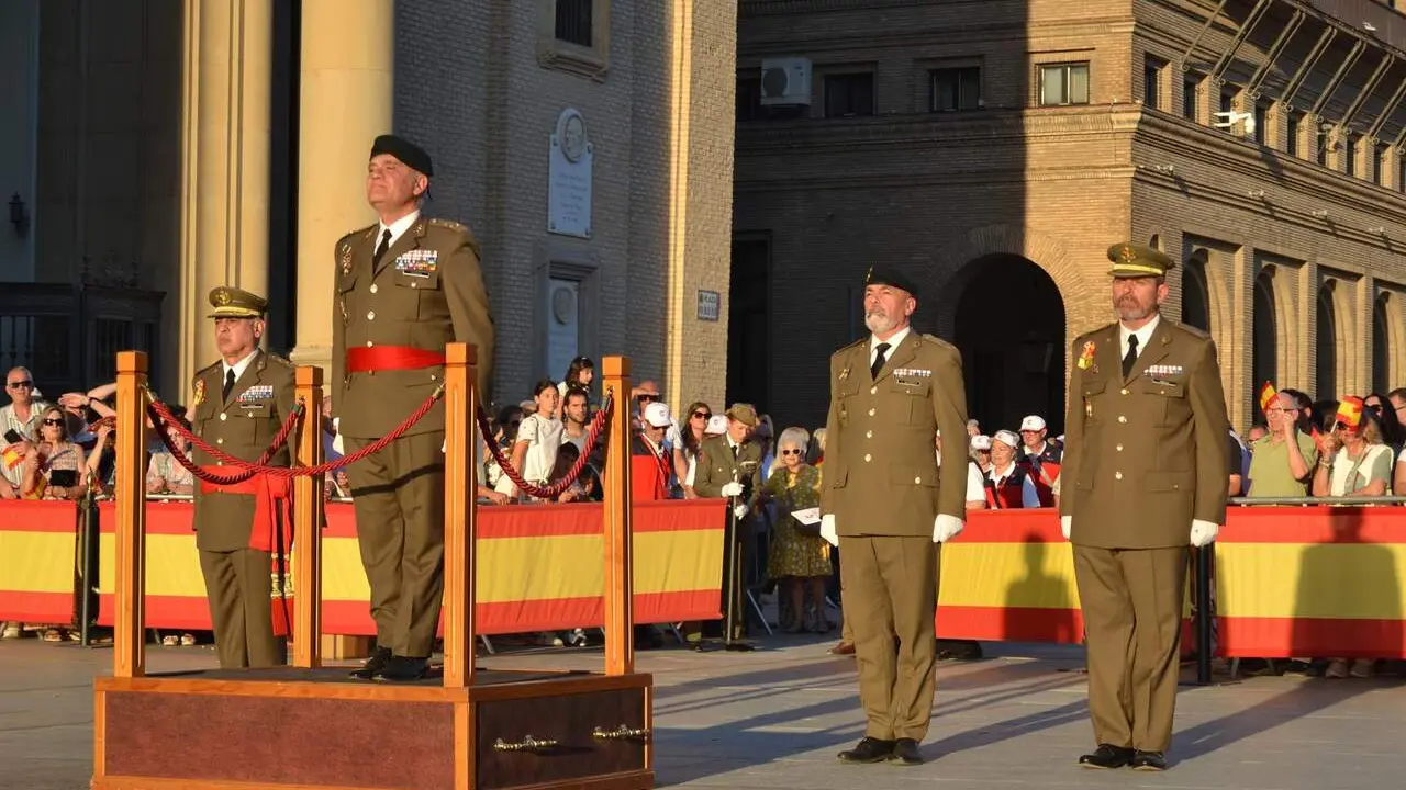 Acto central organizado por el Ej&eacute;rcito de Tierra en la plaza del Pilar con motivo de las celebraciones del D&iacute;a de las Fuerzas Armadas 2026.
- COMANDANCIA MILITAR DE ZARAGOZA Y TERUEL