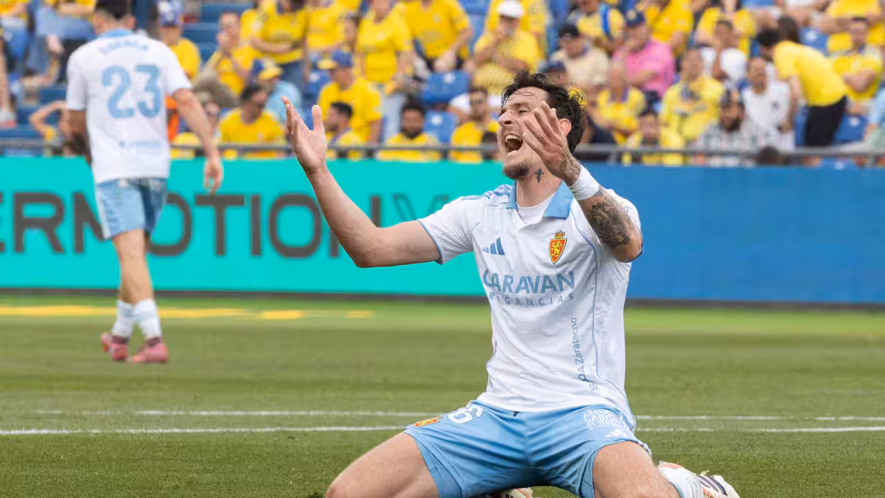 El jugador del Real Zaragoza Aleksandar Radovanovic, este domingo en el partido ante Las Palmas.
quiquecurbelo (EFE)