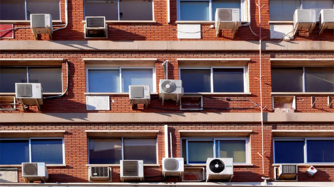 Varios equipos de aire acondicionado en la fachada de un edificio