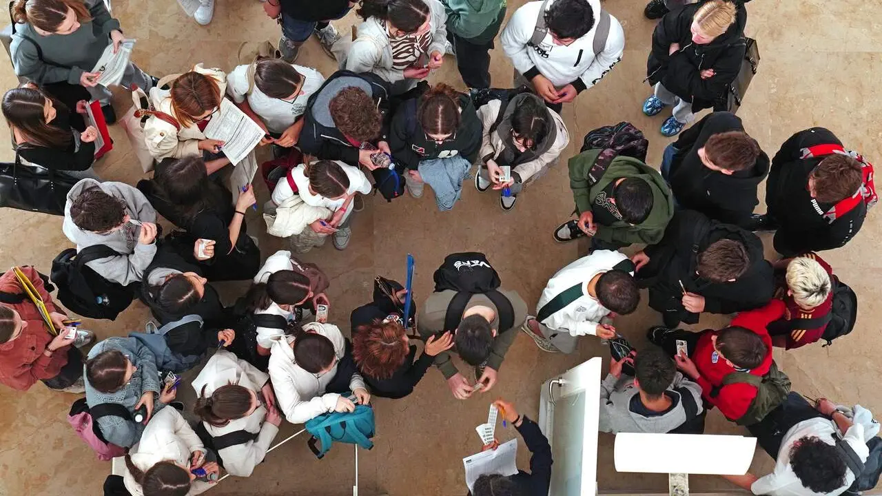 Alumnos durante un examen de Selectividad. / EP