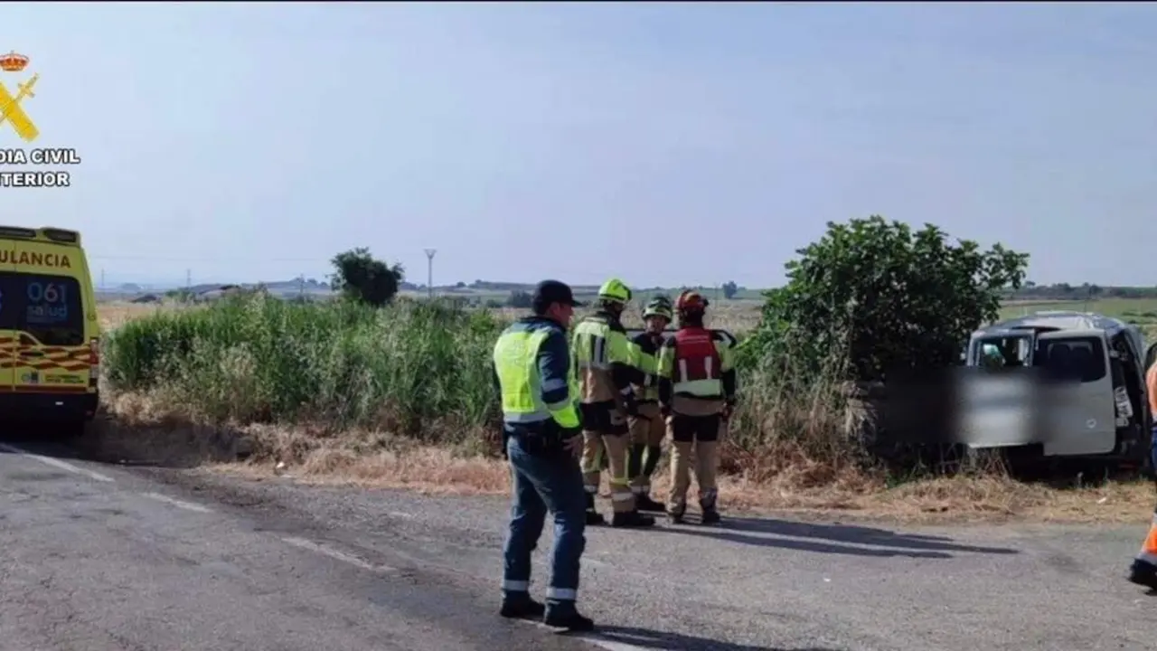 Guardia Civil y servicios de emergencia en el lugar donde se ha producido el accidente. /Guardia Civil