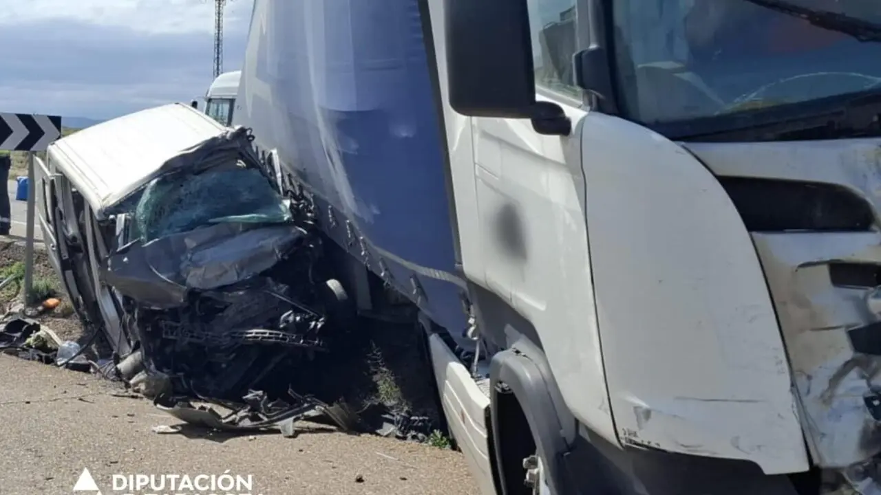 Accidente de tr&aacute;fico entre una furgoneta y un veh&iacute;culo articulado en la carretera N-122, en el t&eacute;rmino municipal de Ag&oacute;n. - DIPUTACI&Oacute;N DE ZARAGOZA.