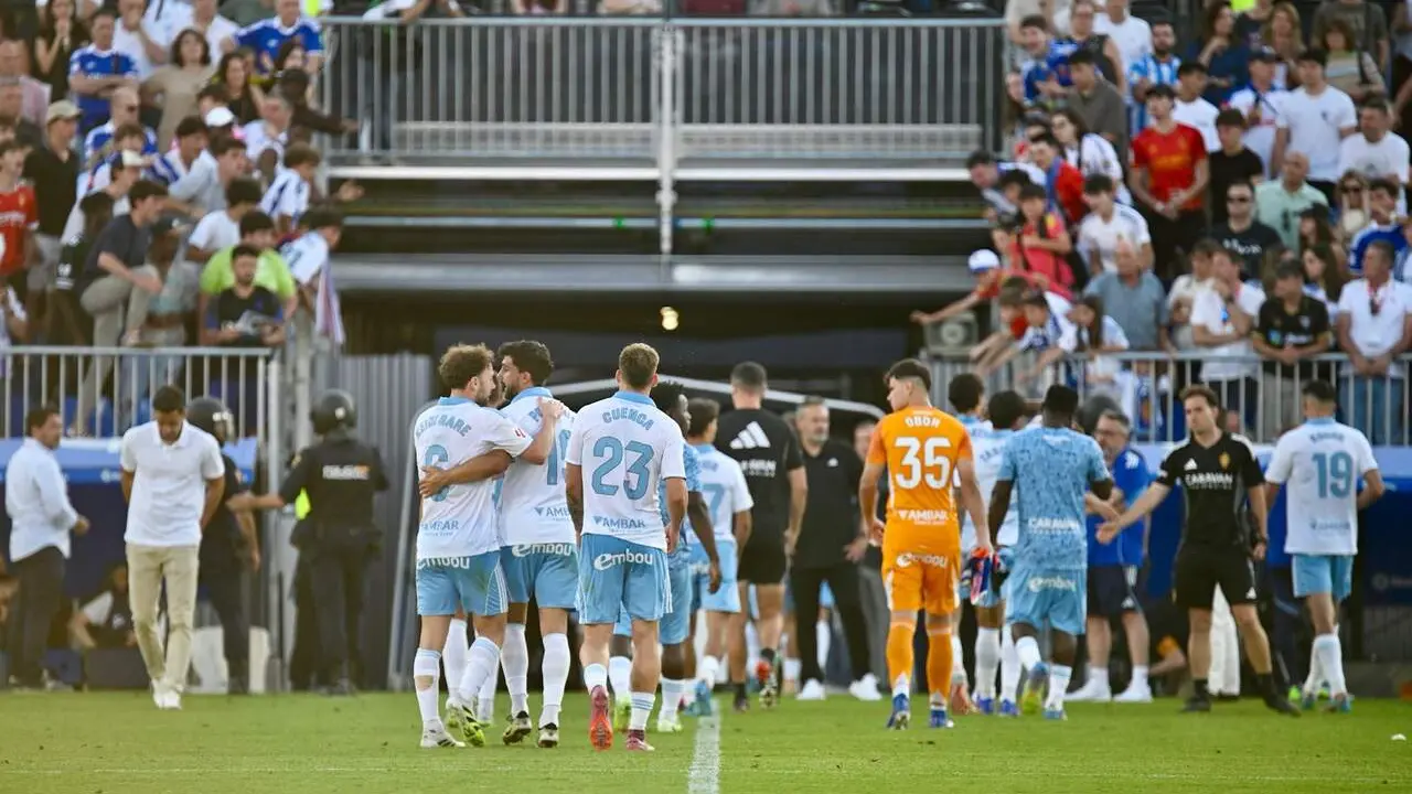 Jugadores del Real Zaragoza en el &uacute;ltimo partido ante el M&aacute;laga / Marcos Cebri&aacute;n
