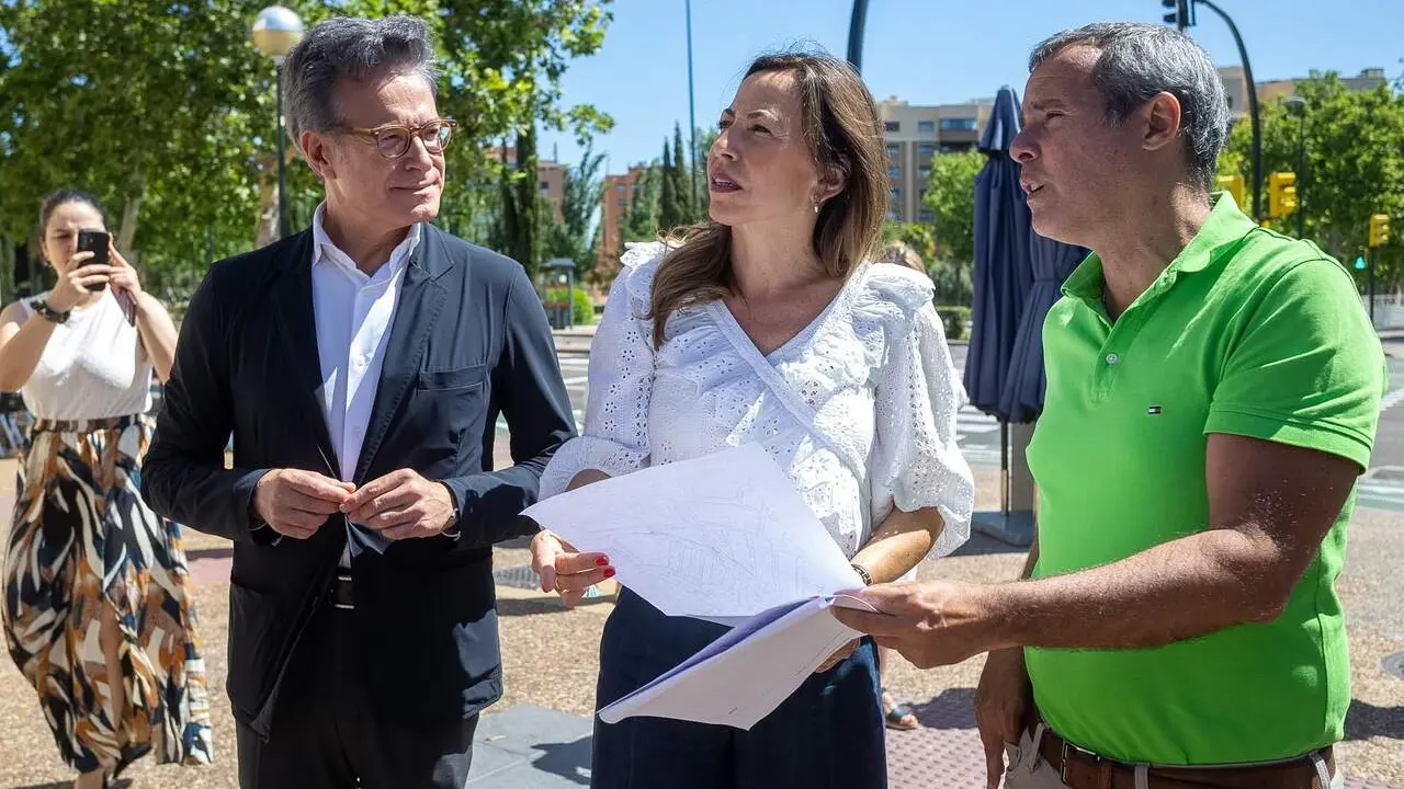 La alcaldesa, Natalia Chueca, esta ma&ntilde;ana durante su visita al barrio Oliver. /AZ