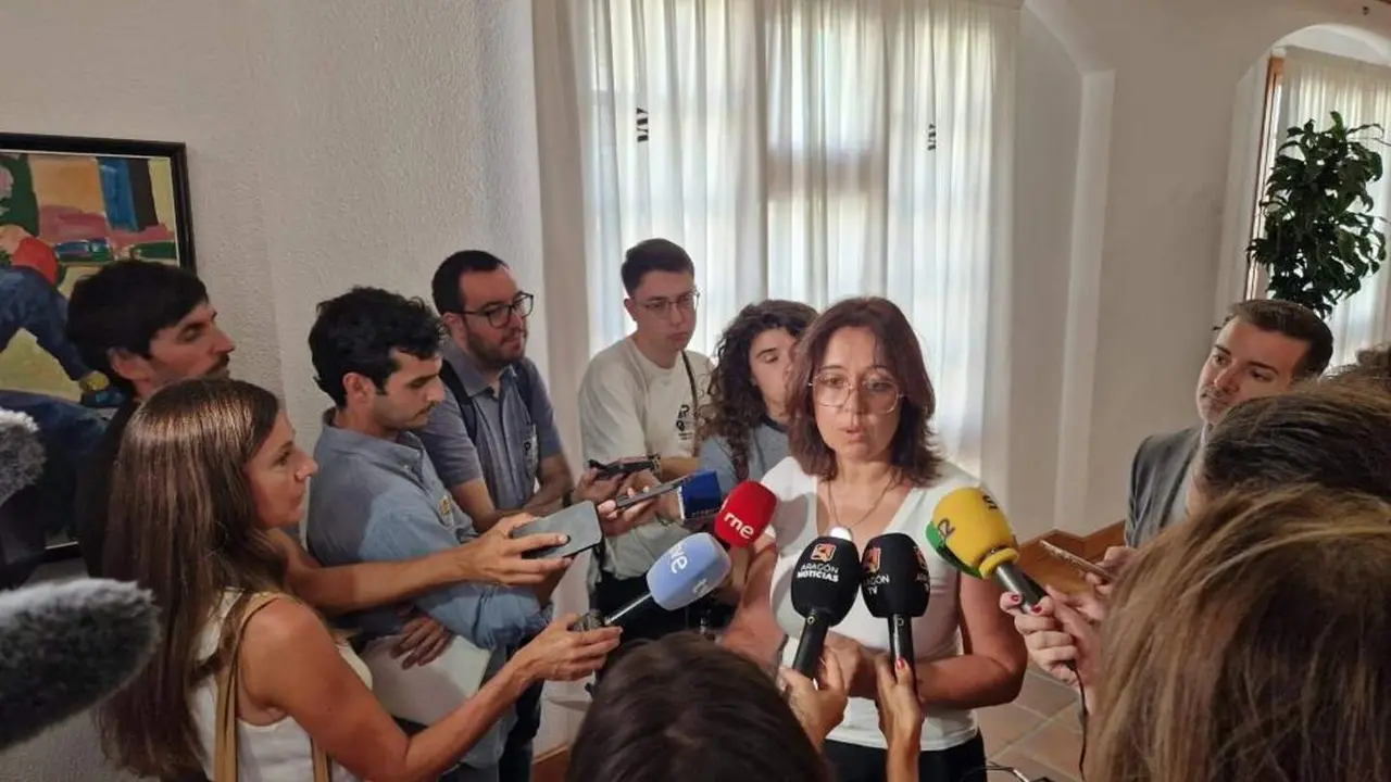 Eva Valle atendiendo a los medios de comunicaci&oacute;n - Europa Press