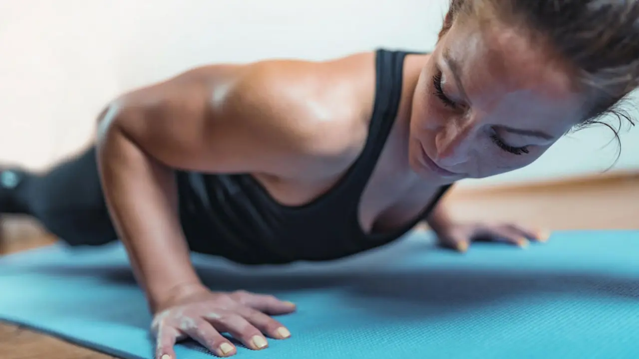 Plancha abdominal: entrena fuerza real con esta variante corta