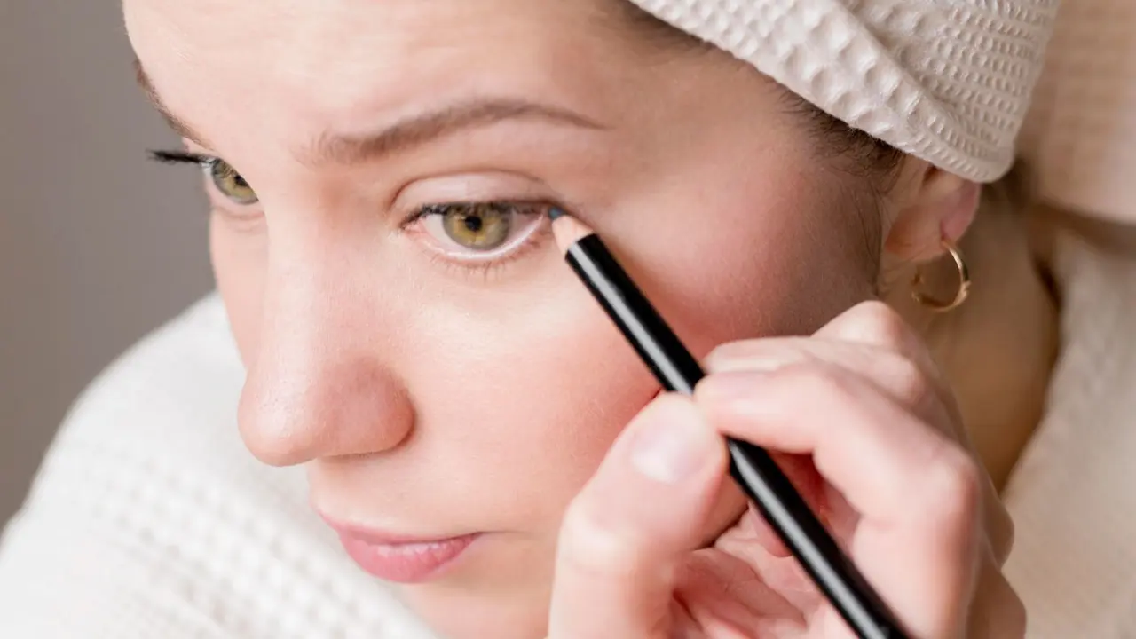 El color que supera al delineador blanco para agrandar los ojos