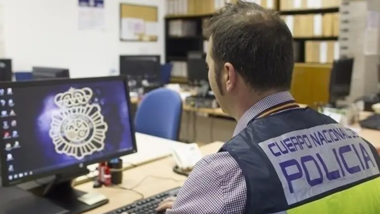 Imagen de uno de los investigadores de la Polic&iacute;a Nacional donde el menor interpuso la denuncia/H.A.