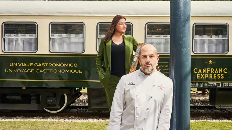 Eduardo Salanova y Ana Ac&iacute;n, ante el restaurante vag&oacute;n / Manolo Yllera 
