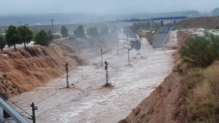 El cierre de una l&iacute;nea de tren de media distancia durante una DANA / EP