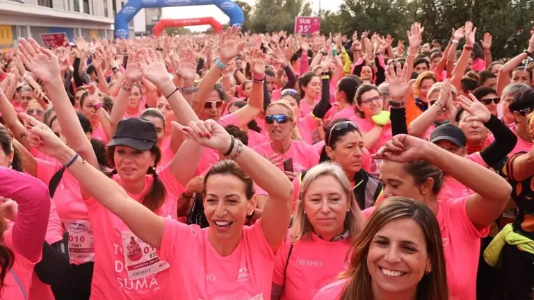 La alcaldesa de Zaragoza, Natalia Chueca, en la l&iacute;nea de salida de la Carrera de la Mujer 2023 / Toni Gal&aacute;n