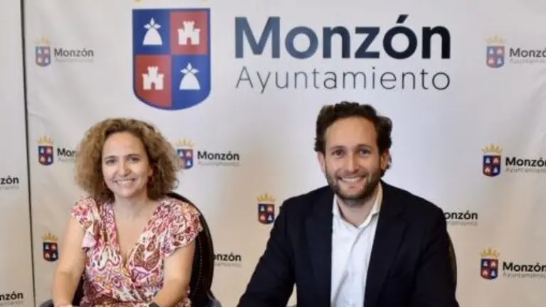 El alcalde de Monz&oacute;n, Isaac Claver, junto a la concejal de Hacienda, Marta Montaner / Cedida
