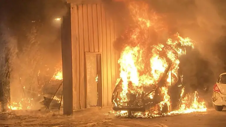 Ambulancia ardiendo en el entorno del centro de salud de Monz&oacute;n / Cedida