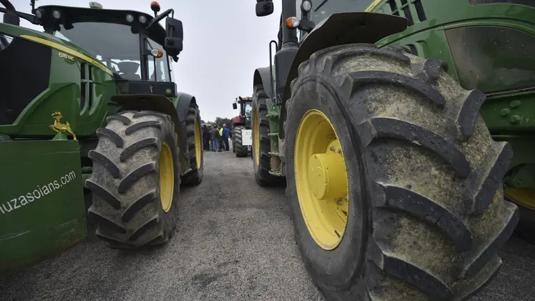 Los tractores de los agricultores y ganaderos que se est&aacute;n manifestando. / Ver&oacute;nica Lacasa - Europa Press