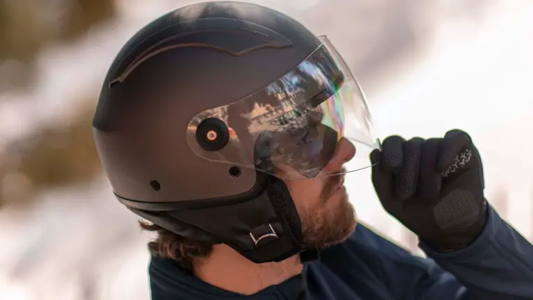 Motorista con el casco puesto