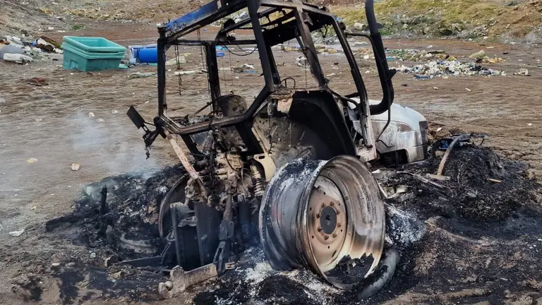 Imagen de un tractor que fue robado y posteriormente quemado en B&aacute;rboles/ Cedidas a H.A.