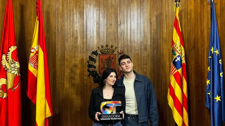 Naiara Moreno, ganadora de la &uacute;ltima edici&oacute;n de Operaci&oacute;n Triunfo, y Juanjo Bona finalista en el Ayuntamiento de Zaragoza / HA
