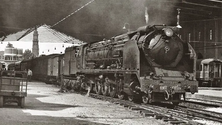 La estaci&oacute;n del Arrabal o del Norte con la Seo al fondo en 1967 / Colecci&oacute;n Cristina Rubio - GAZA
