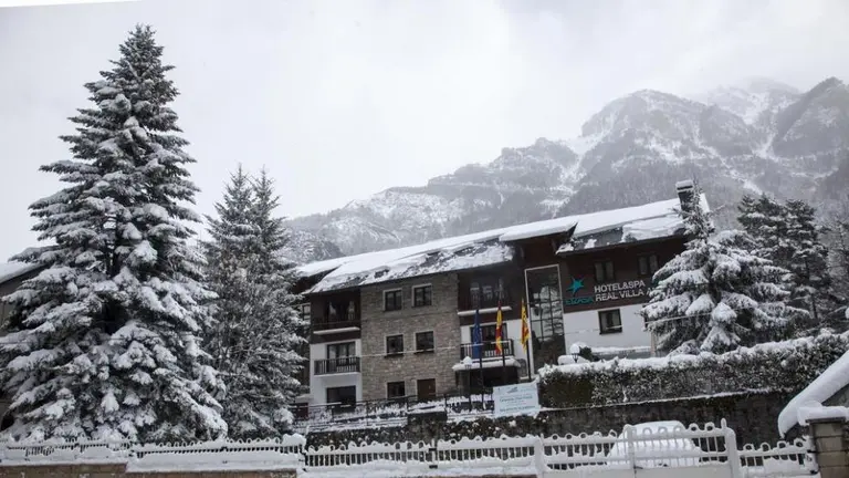 El hotel Villa Anayet se encuentra en Canfranc, a pocos km de Ast&uacute;n y Candanch&uacute;