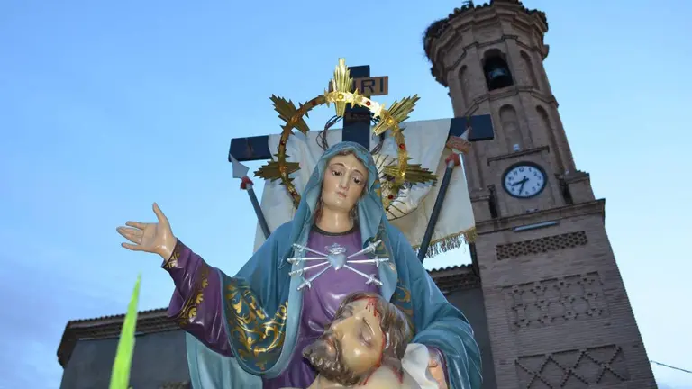 Imagen de la Piedad con la iglesia de Pinseque de fondo. 