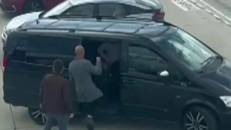 Luis Rubiales se sube a la furgoneta de la UCO que le estaba esperando en Barajas. LA SEXTA