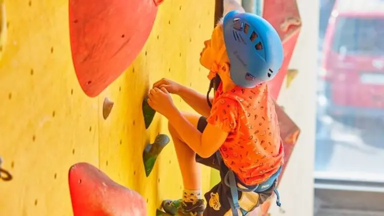 El Climbat de la Torre Outlet es una actividad para todas las edades y niveles